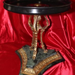 Coppa in bronzo e marmi vari, stile Napoleone III, realizzata in Francia nei primi del '900. La parte superiore è stata realizzata con marmo nero del Belgio. Si presenta in ottimo stato.